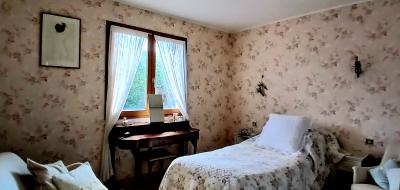 Detached Villa in Landscaped Garden with Garage