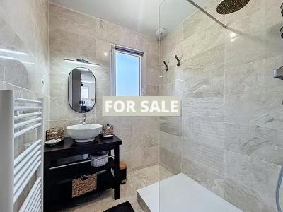 Contemporary House in Coastal Location