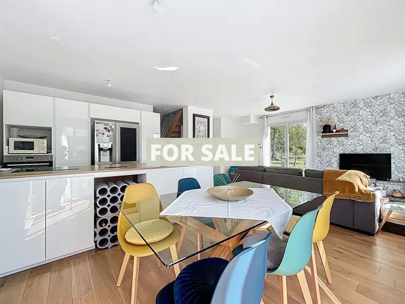 Contemporary House in Coastal Location