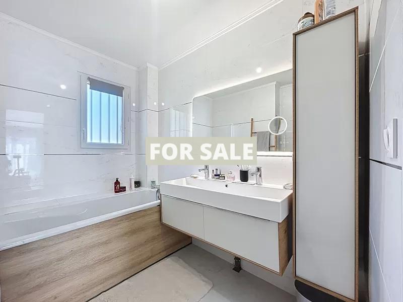 Contemporary House in Coastal Location