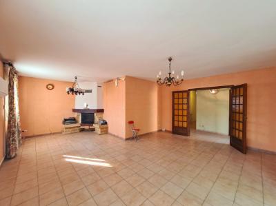 Single Storey Villa To Refresh With Garage