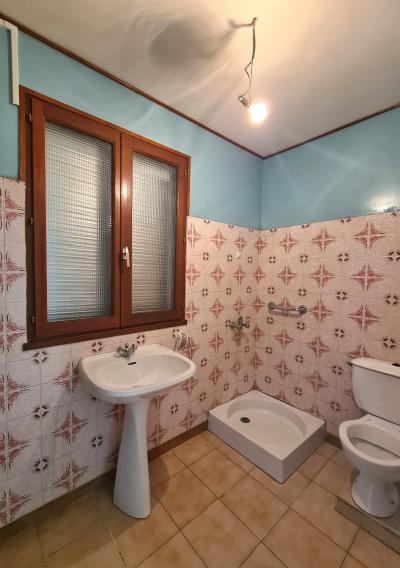 Single Storey Villa To Refresh With Garage