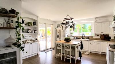 Stunning Villa With Independent Guest House & Pool