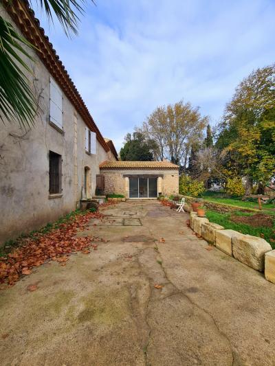 Former Wine Domain In The Heart Of The Vineyards