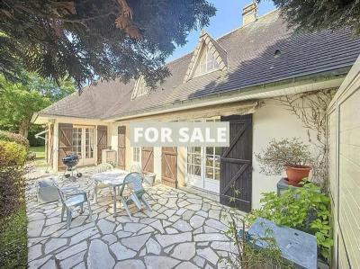 Detached Country House with Landscaped Garden