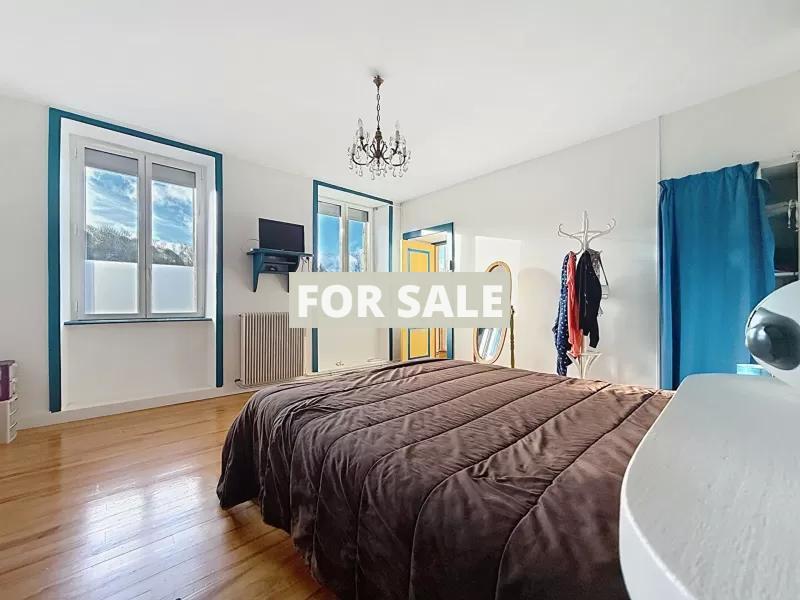 Detached House with Landscaped Garden