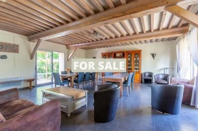 Contemporary Detached House with Indoor Pool