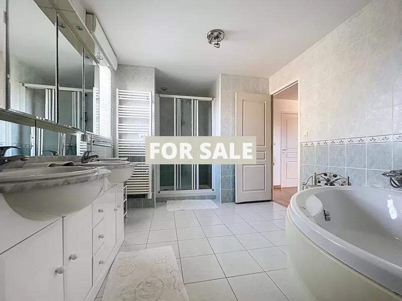 Detached House with Garden by the Coast