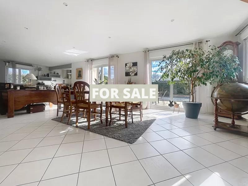 Detached House with Garden by the Coast