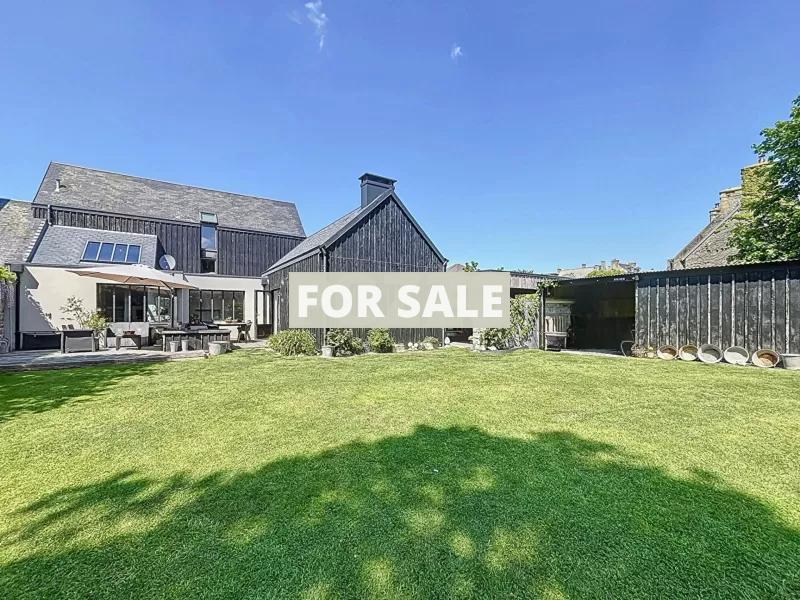 Main Photo of a 4 bedroom  House for sale