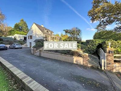Detached Country House with Landscaped Garden