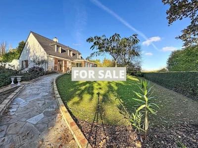 Detached Country House with Landscaped Garden