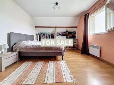 Detached House with Landscaped Garden