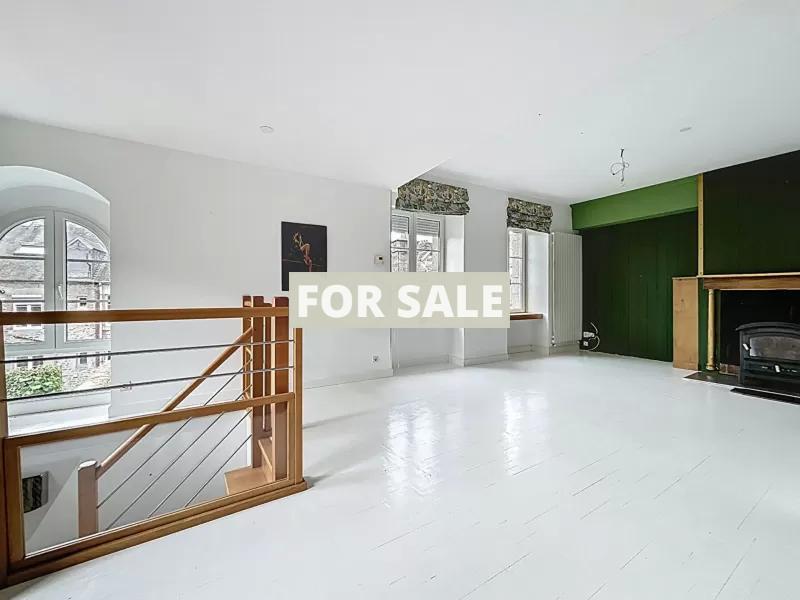 Main House with Guest Cottage and Garden