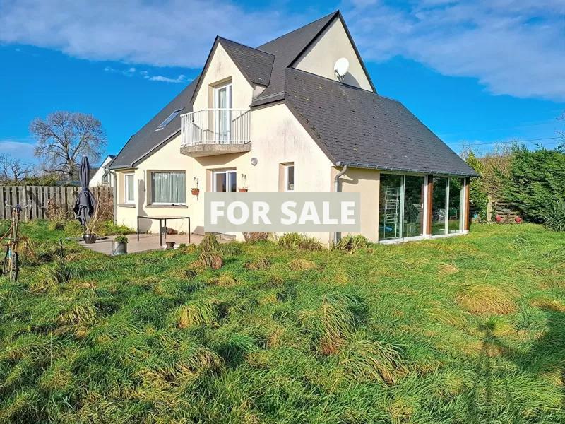 Main Photo of a 4 bedroom  House for sale