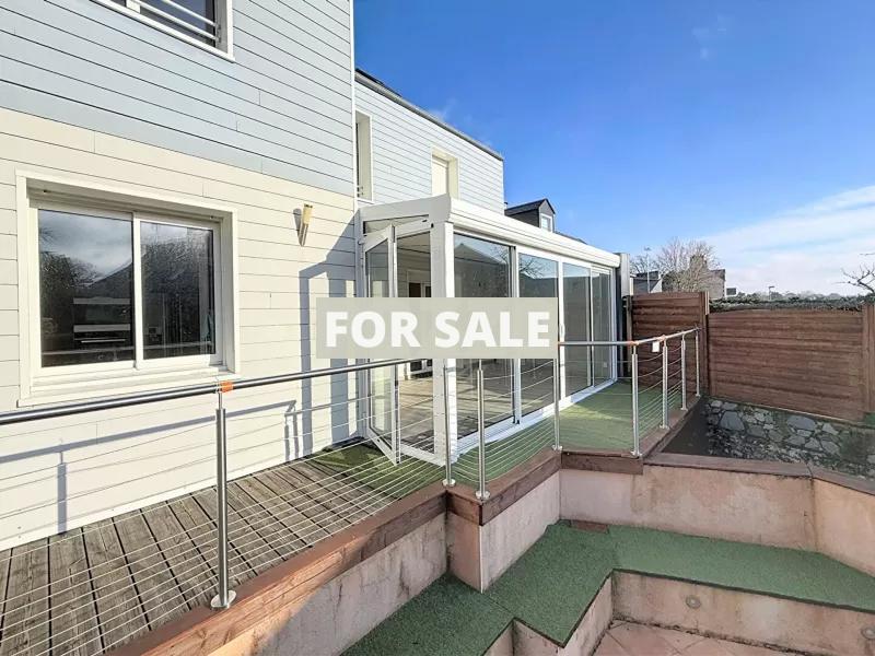 Coastal House with Swimming Pool