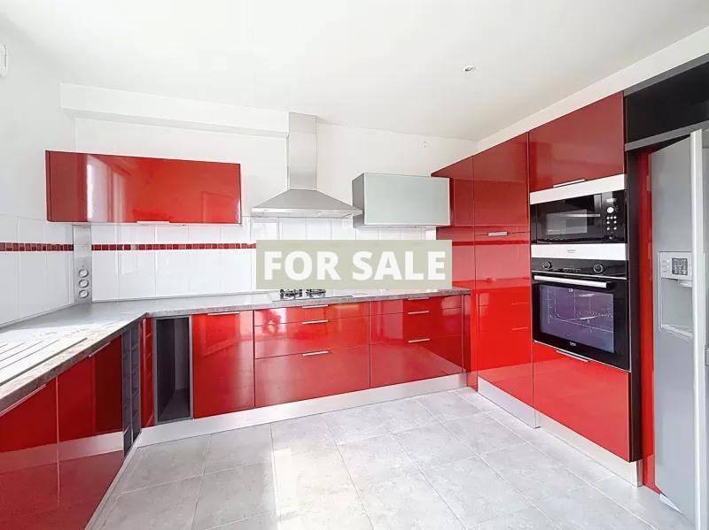 Coastal House with Swimming Pool