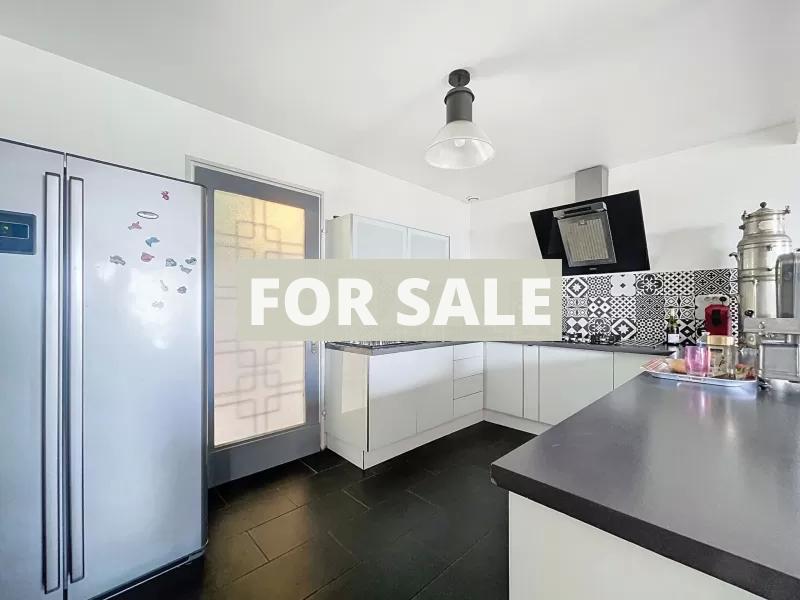 Detached House with Garden and Open View