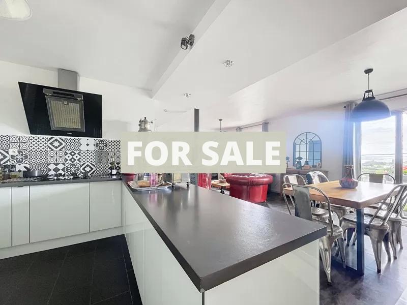 Detached House with Garden and Open View