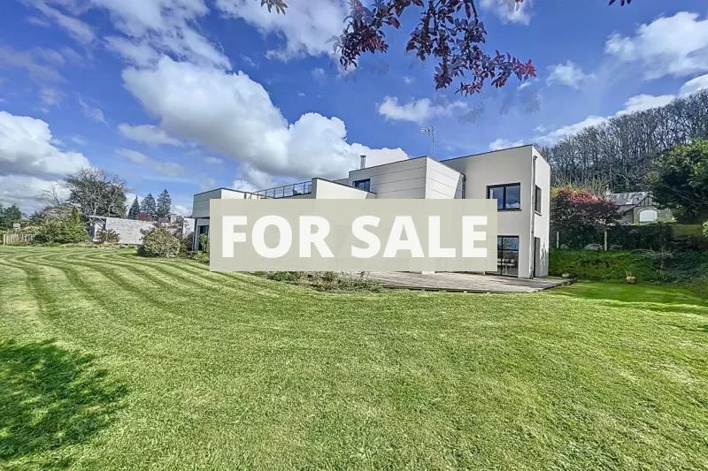 Main Photo of a 5 bedroom  House for sale