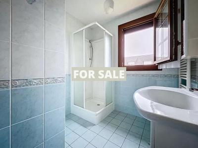 Contemporary Detached House with Garden