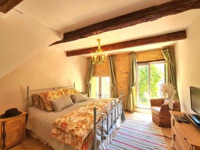 SLD02627 - Under Offer with Cle France