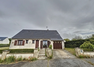 Detached House with Garden by the Coast