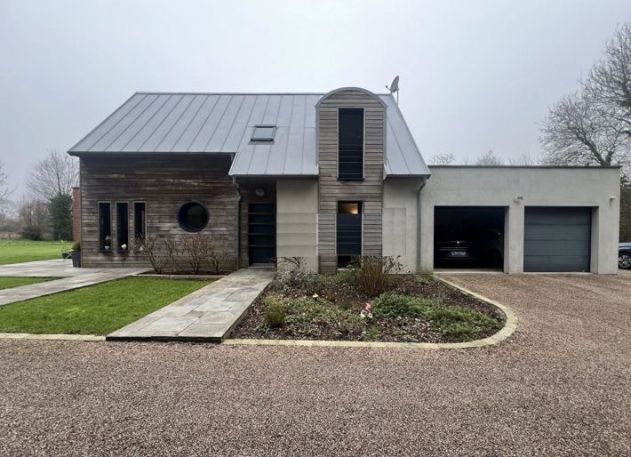 Main Photo of a 4 bedroom  House for sale