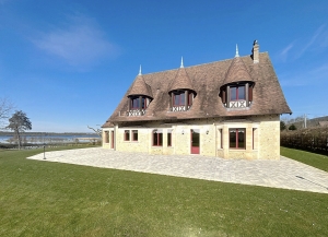 Magnificent Coastal House with Parkland Gardens
