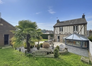 Detached House with Garden and Conservatory