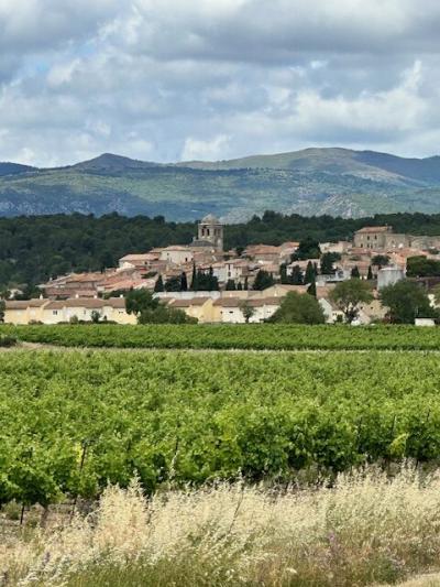 SLD02627 - Under Offer with Cle France