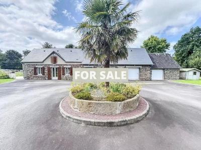 Detached Country House with Landscaped Garden