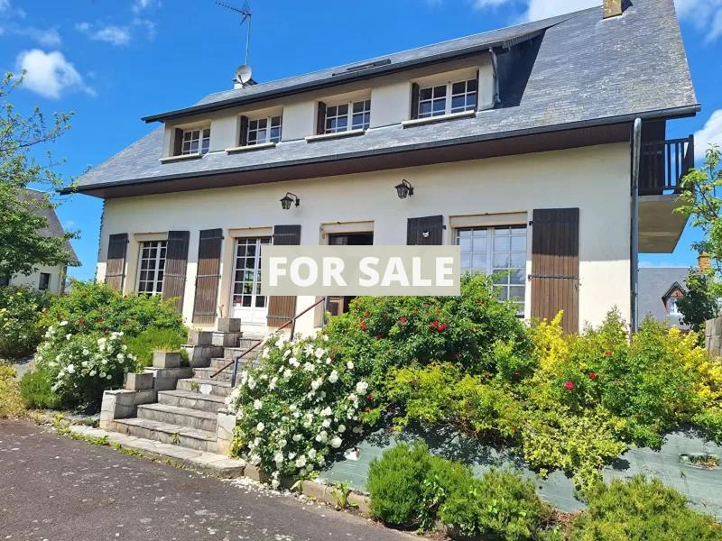 Main Photo of a 5 bedroom  House for sale