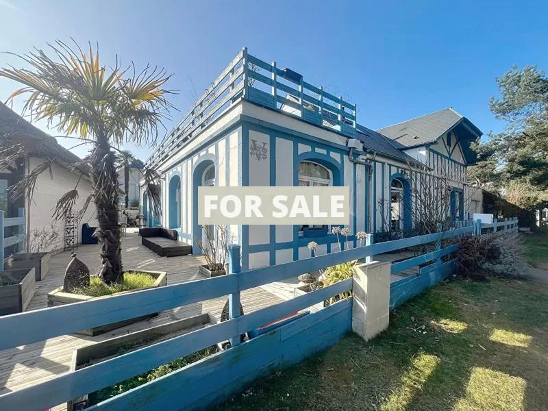 Main Photo of a 6 bedroom  House for sale
