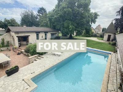 Detached House with Swimming Pool