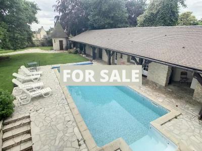 Detached House with Swimming Pool