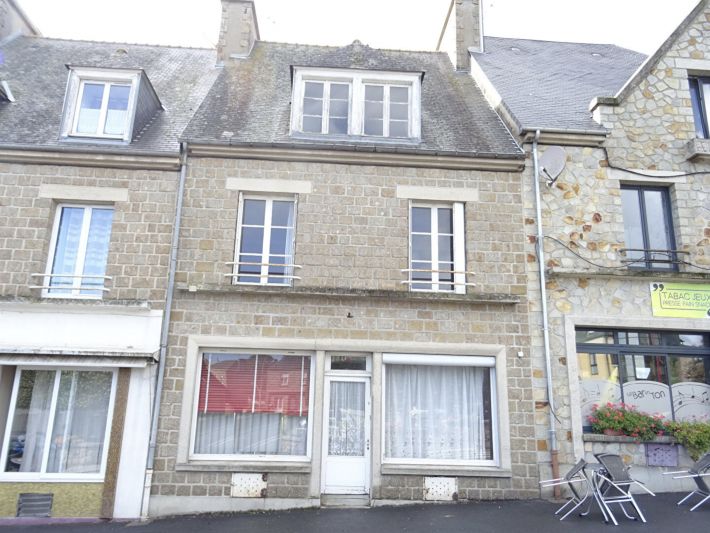 Main Photo of a 6 bedroom  Town House for sale