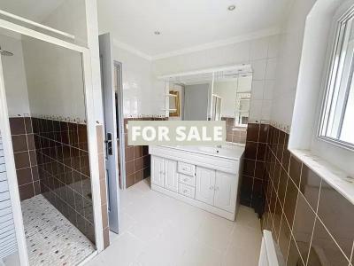 Modern Property in Lovely Coastal Setting