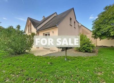 Detached House with Garden Close to the Coast