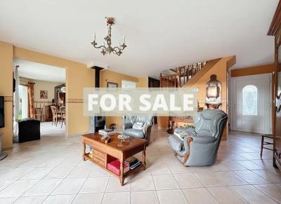 Detached House with Garden Close to the Coast