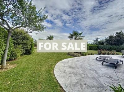 Detached House with Garden Close to the Coast