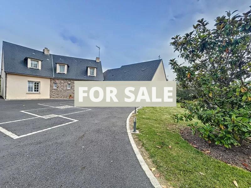 Detached House with Garden Close to the Coast