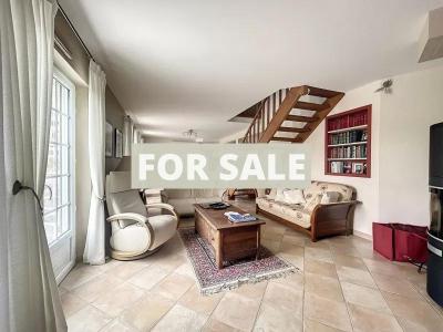 Detached House with Garden Close to the Coast