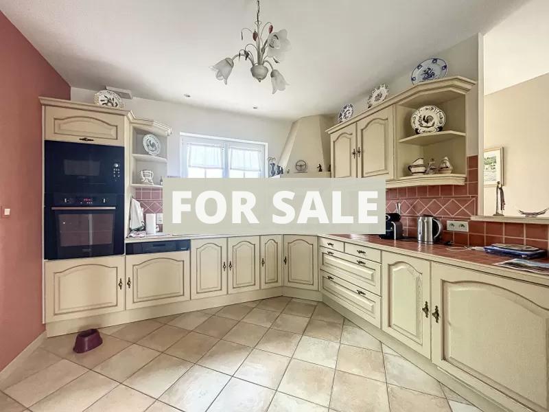 Detached House with Garden Close to the Coast