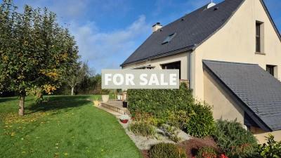 Contemporary Detached House with Garden