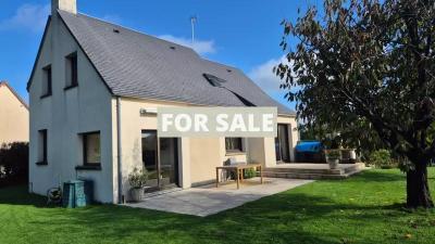 Contemporary Detached House with Garden