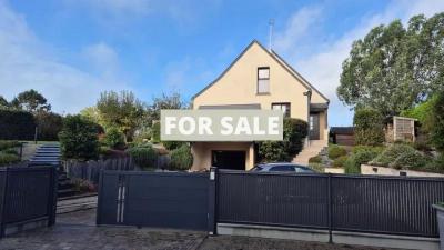 Contemporary Detached House with Garden