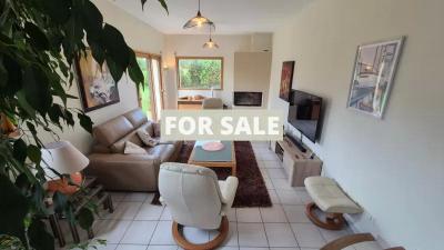Contemporary Detached House with Garden
