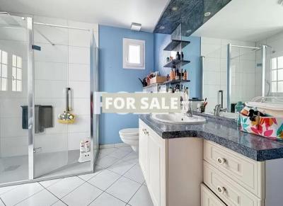 Detached House with Garden by the Coast