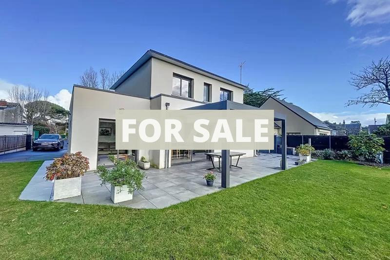 Main Photo of a 5 bedroom  House for sale